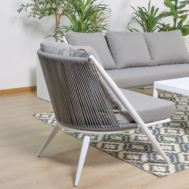 Современный открытый бассейн с диваном для размахивания руками