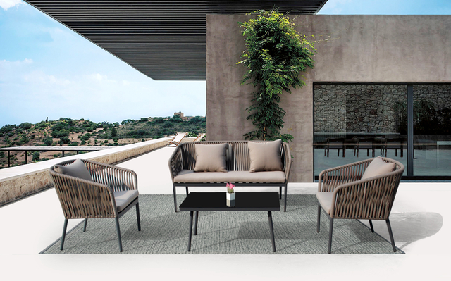 Диван с оплеткой на открытом воздухе во дворе для отдыха